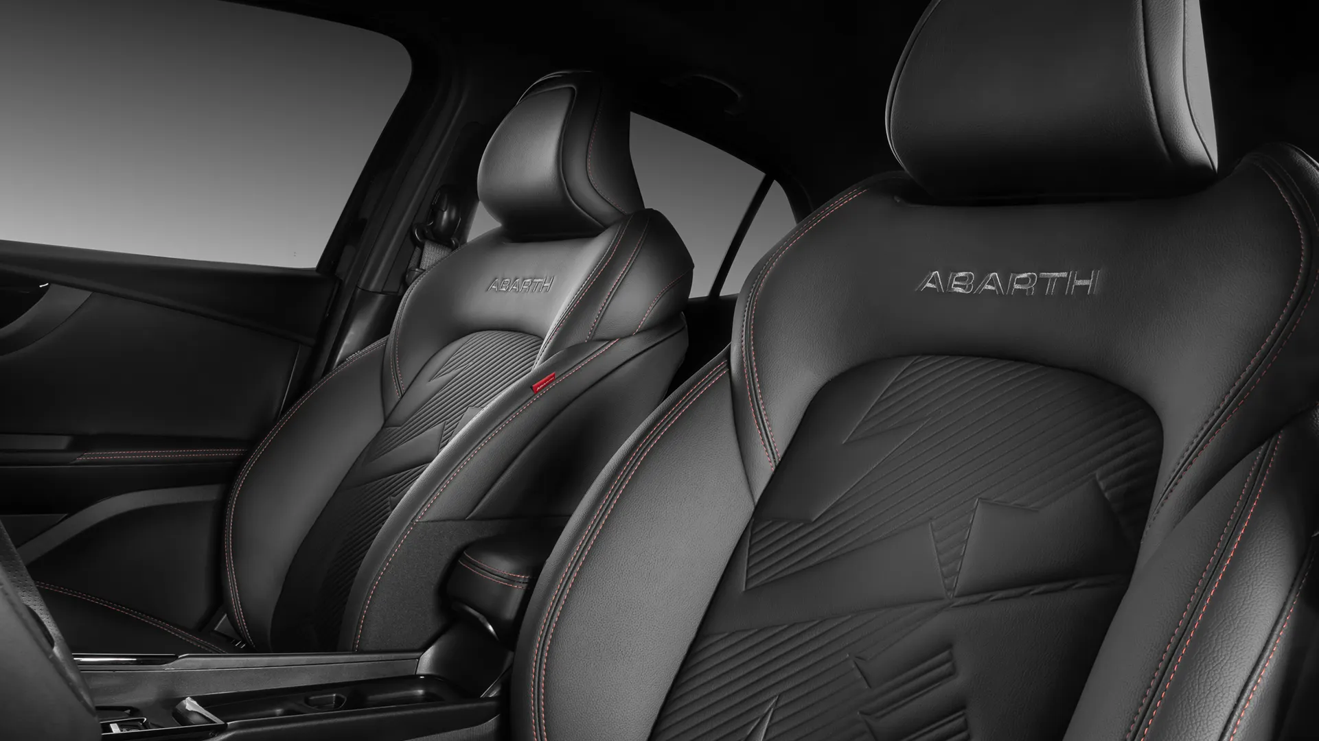 Visão interna de Pulse Abarth, mostrando os detalhes dos bancos esportivos em couro.