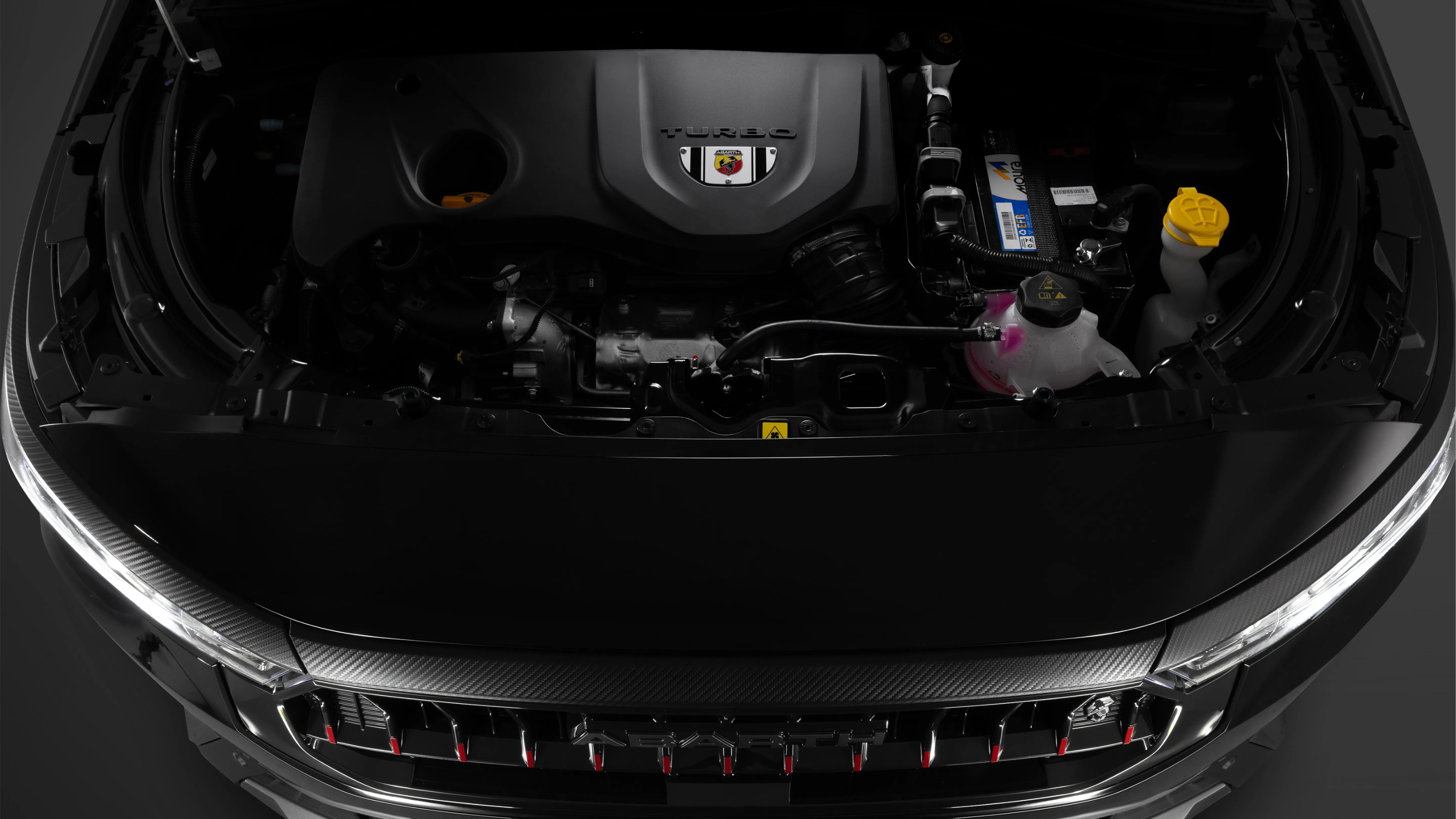 Visão traseira de Pulse Abarth na cor preta em fundo branco.