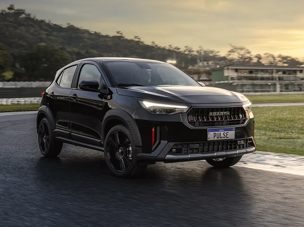 Visão frontal de Fiat Pulse na cor preta, mostrando os detalhes de design na dianteira do veículo.