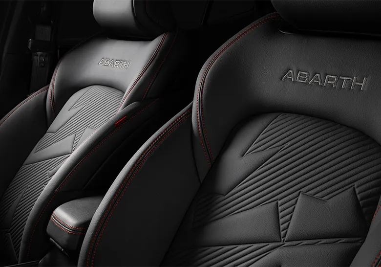 Zoom interior do Pulse Abarth, mostrando os detalhes do banco exclusivo da marca. Ele possui revestimento em couro, estilo esportivo com abas laterais, desenhos costurados e o nome "Abarth" gravado no assento, na região das costas.