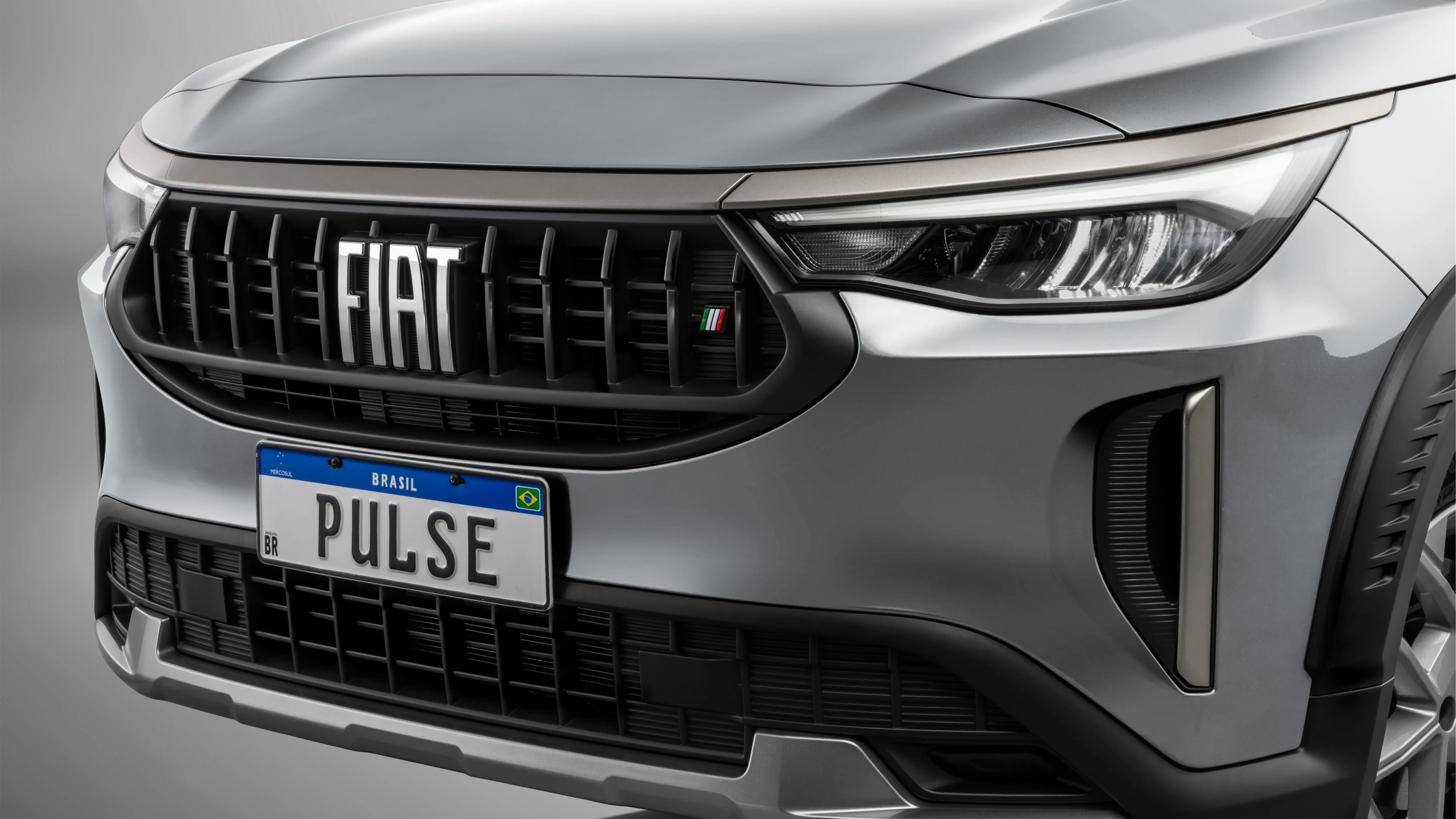 Visão dianteira do Fiat Pulse na cor azul, mostrando o design do farol.