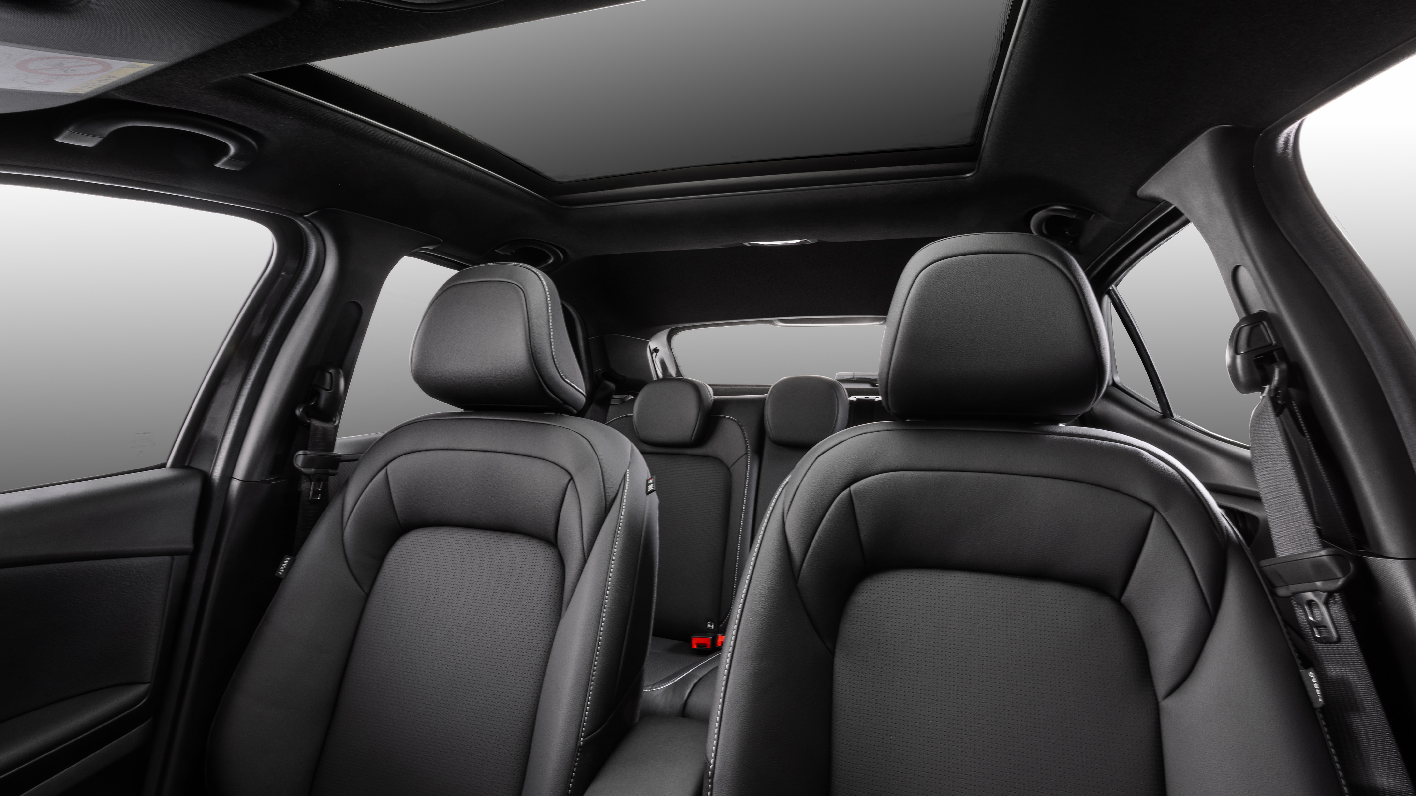 Imagem interno de Fiat Pulse, mostrando os bancos dianteiros do veículo.