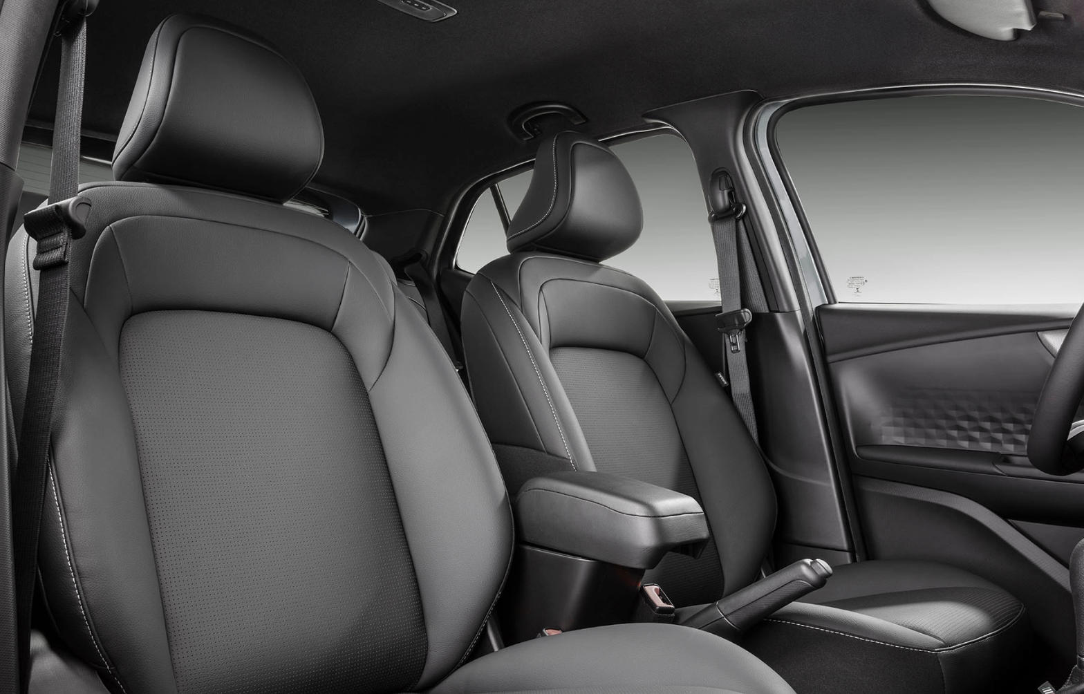 Imagem interno de Fiat Pulse, mostrando os bancos dianteiros do veículo.