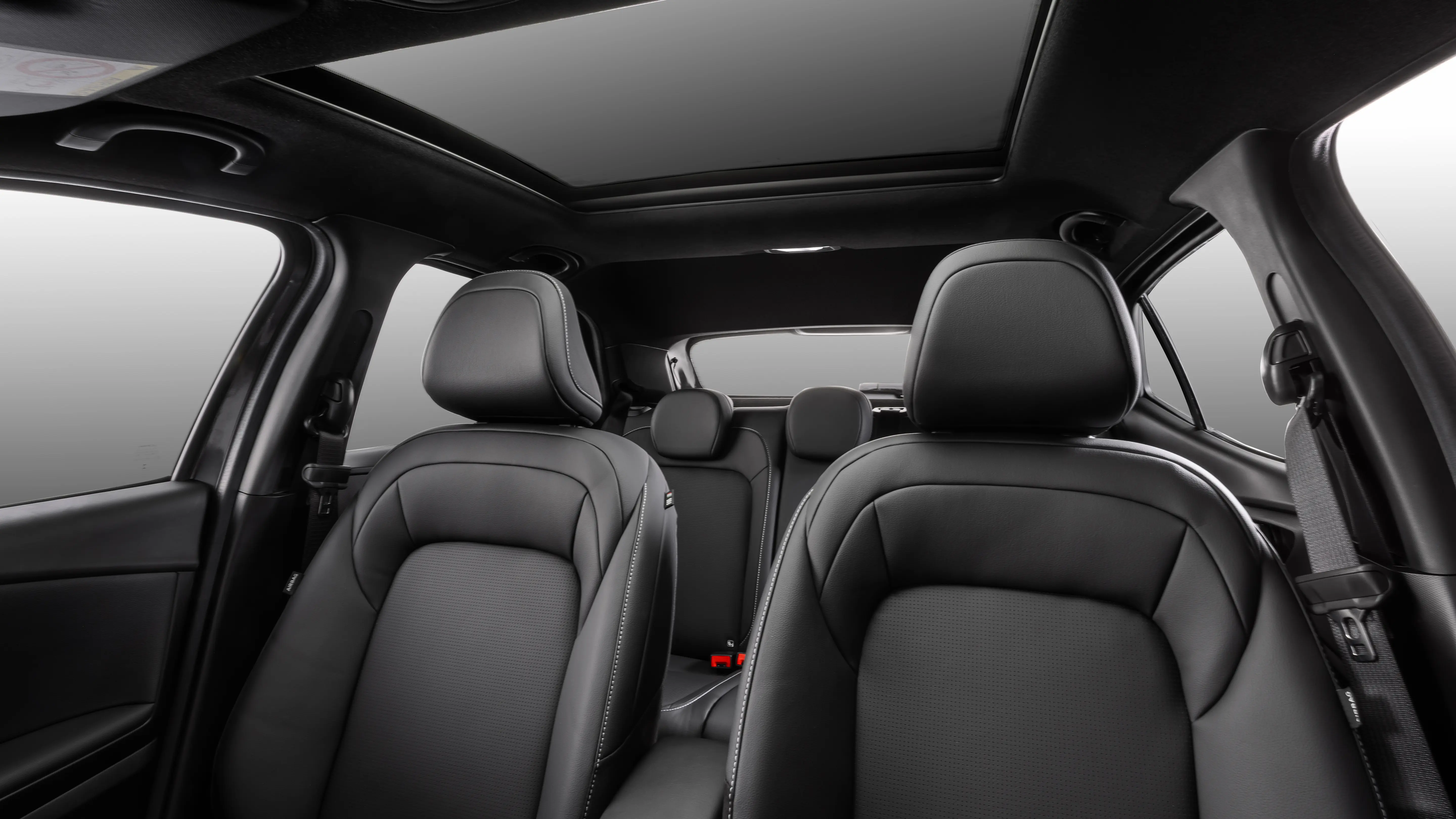 Imagem interno de Fiat Pulse, mostrando os bancos dianteiros do veículo.