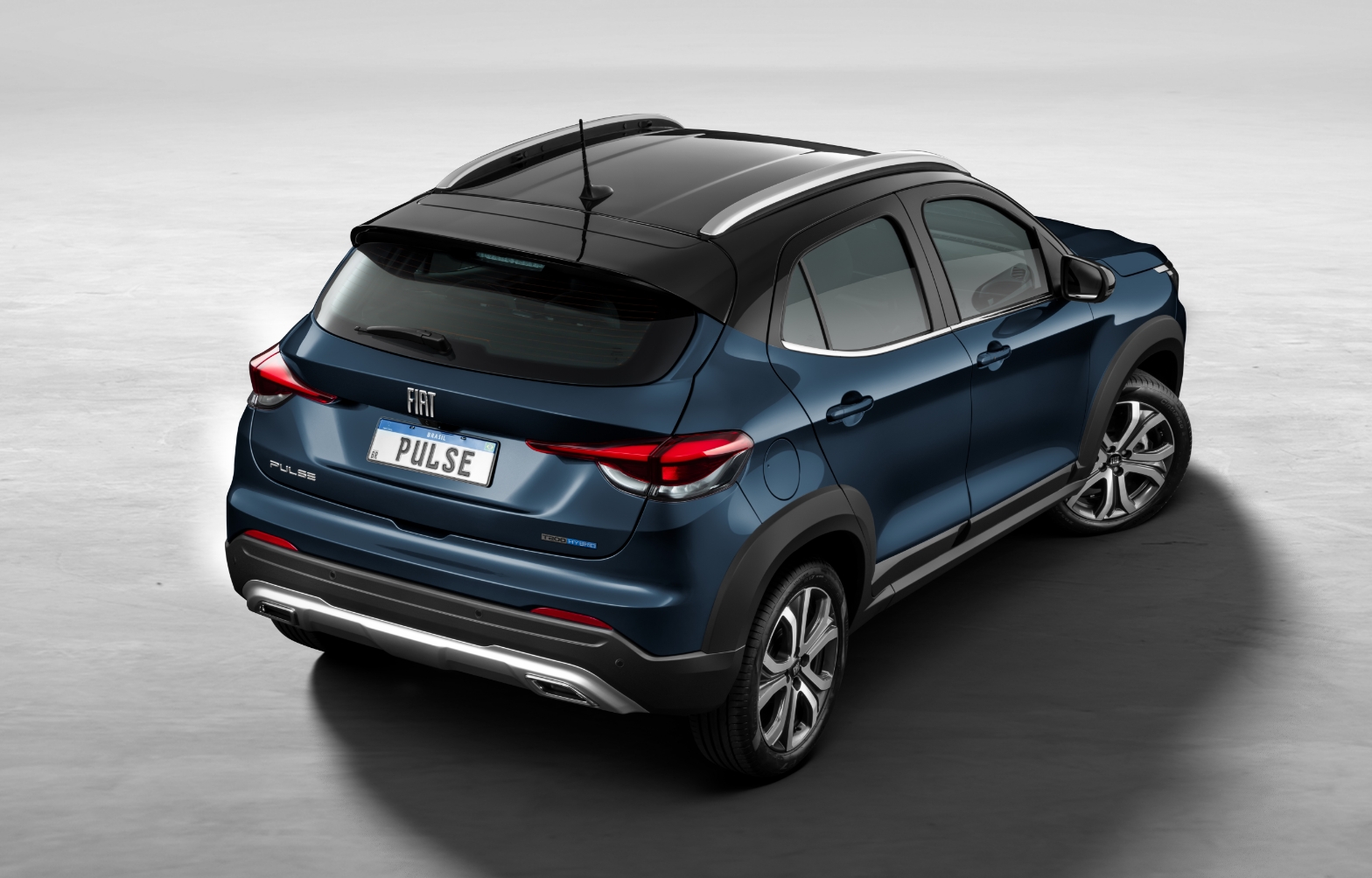 magem Fiat Pulse na cor azul, mostrando os detalhes do teto e da parte traseira do veículo.
