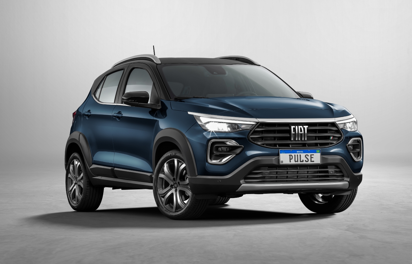 Visão frontal do Fiat Pulse na cor azul, com os faróis acesos.