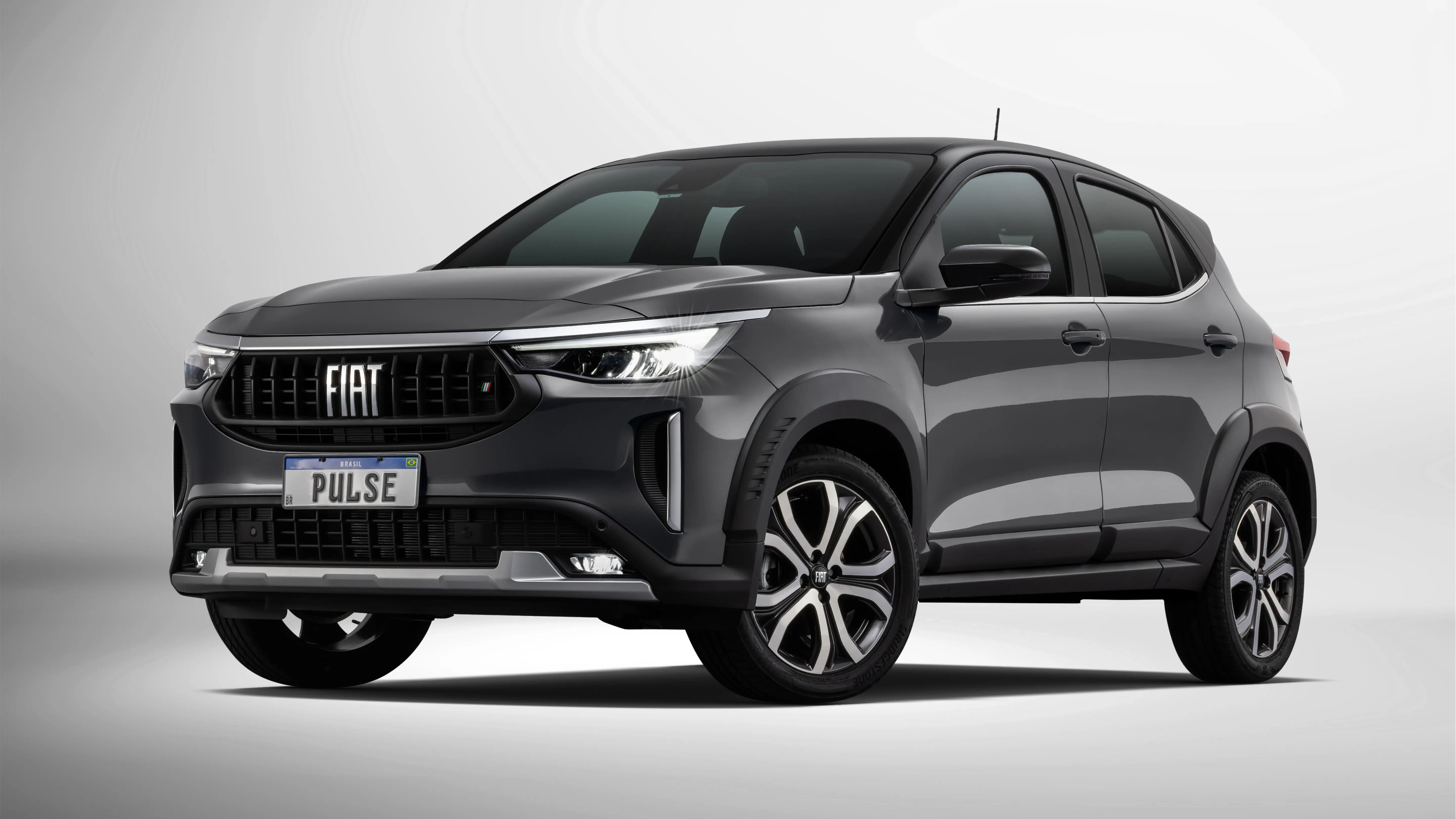 Visão frontal do Fiat Pulse na cor azul, com os faróis acesos.
