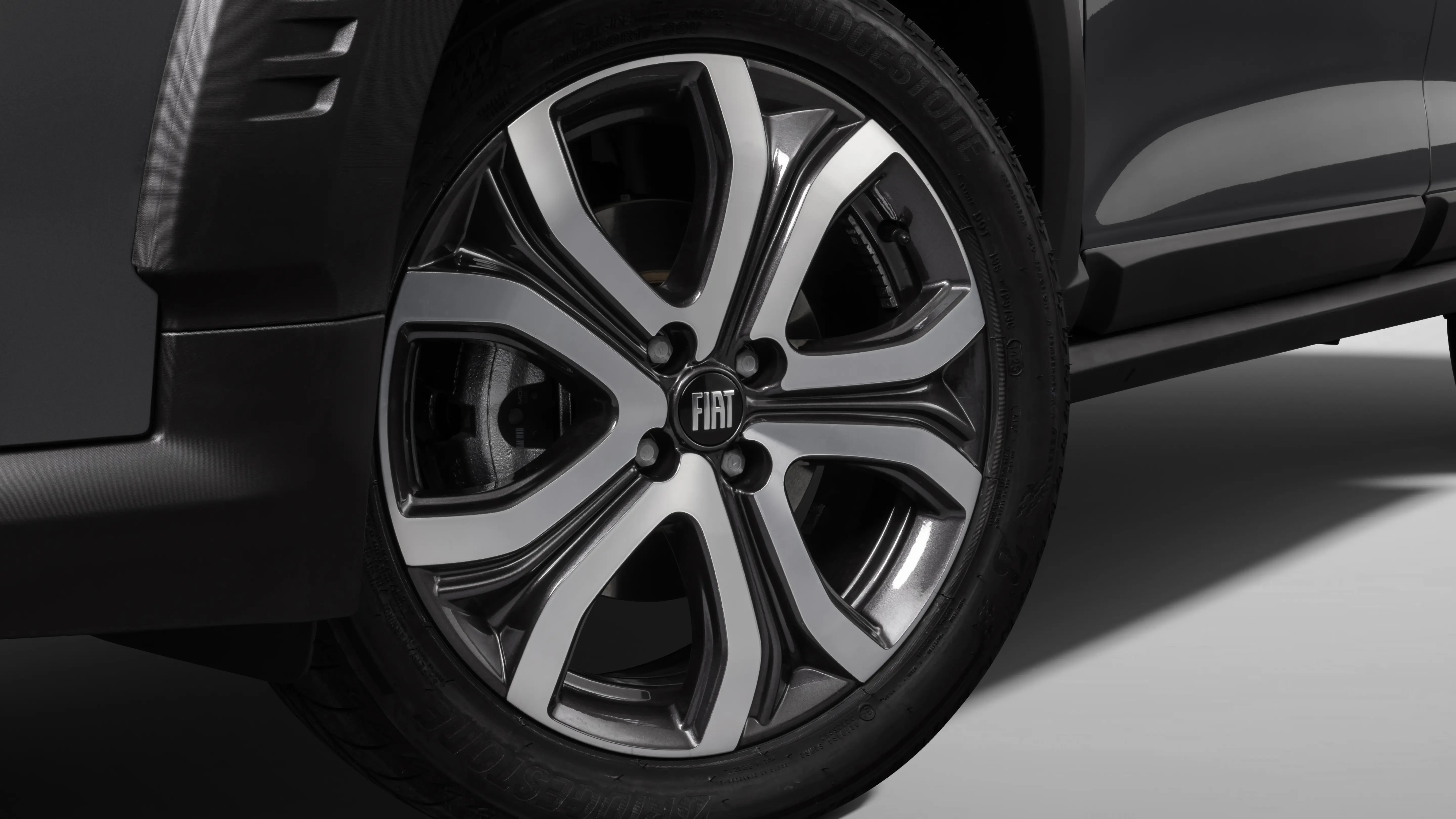 Zoom na roda de 16 polegadas com novo desenho do Fiat Pulse, mostrando também as calotas do modelo.