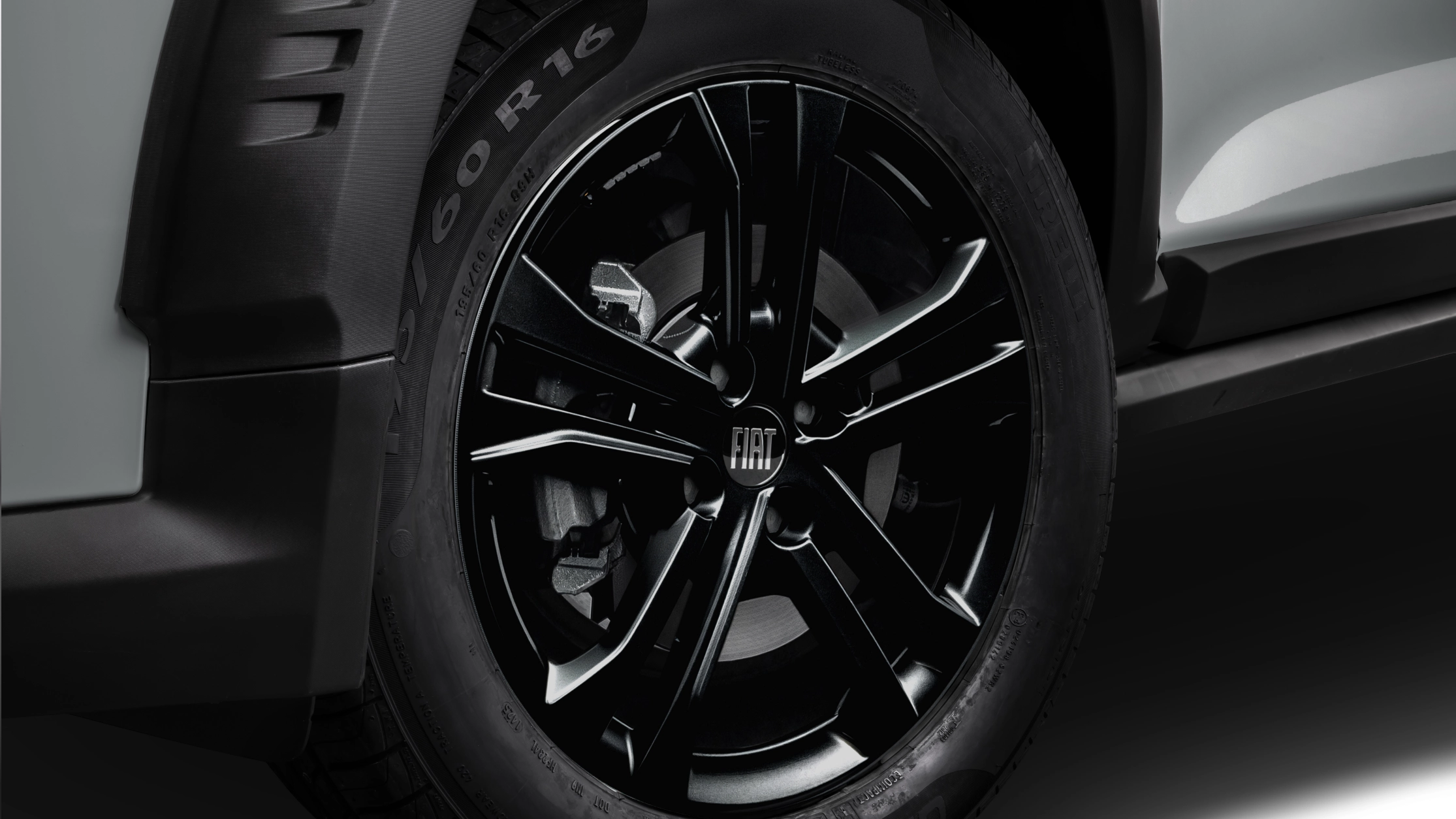 Close da roda de liga leve do Fiat Pulse, com o logo FIAT no centro.