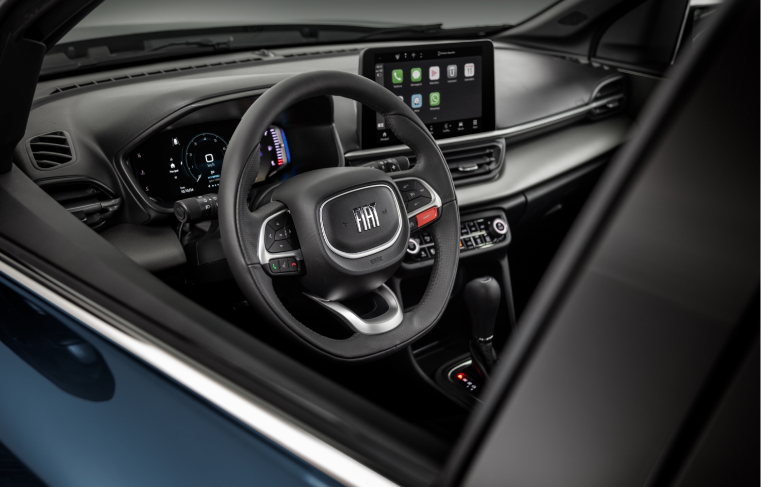 Interior do Fiat Pulse, mostrando o banco do motorista com ênfase no volante multifuncional.