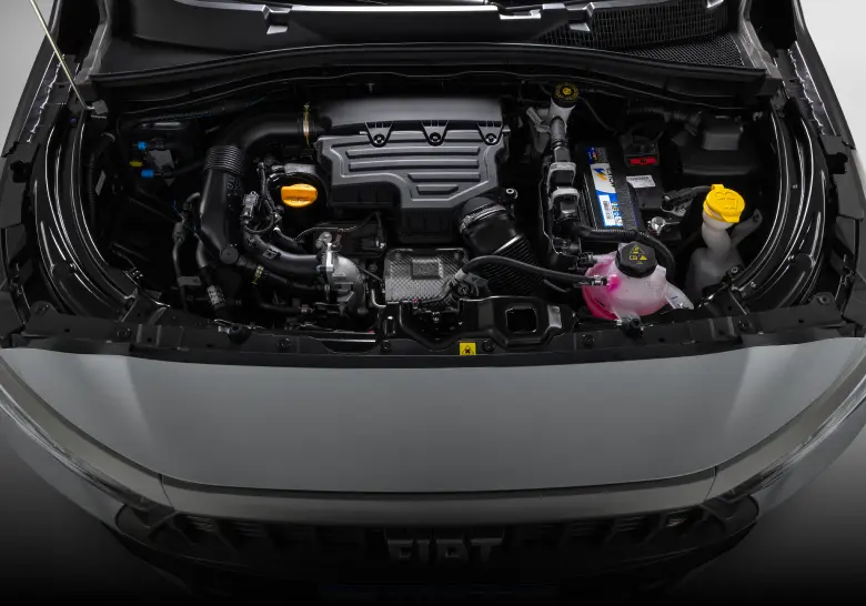 Capô aberto de um Fiat Pulse Hybrid, com destaque para motor T200, que, combinado com o motor elétrico, é capaz de garantir menos 8% de emissão de poluentes.​