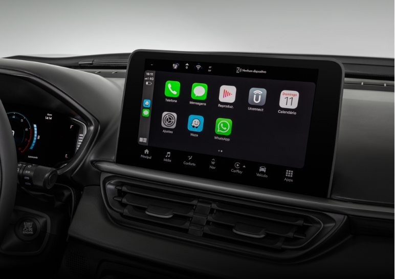 Imagem interna de Fiat Pulse com destaque para a central multimídia, na tela inicial.