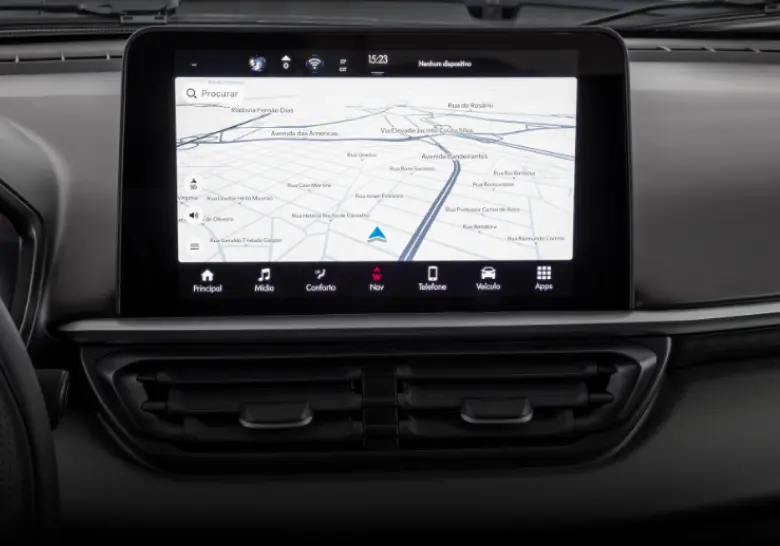 Imagem interna de Fiat Pulse mostrando o painel com a central multimídia ativa com a imagem de um GPS.