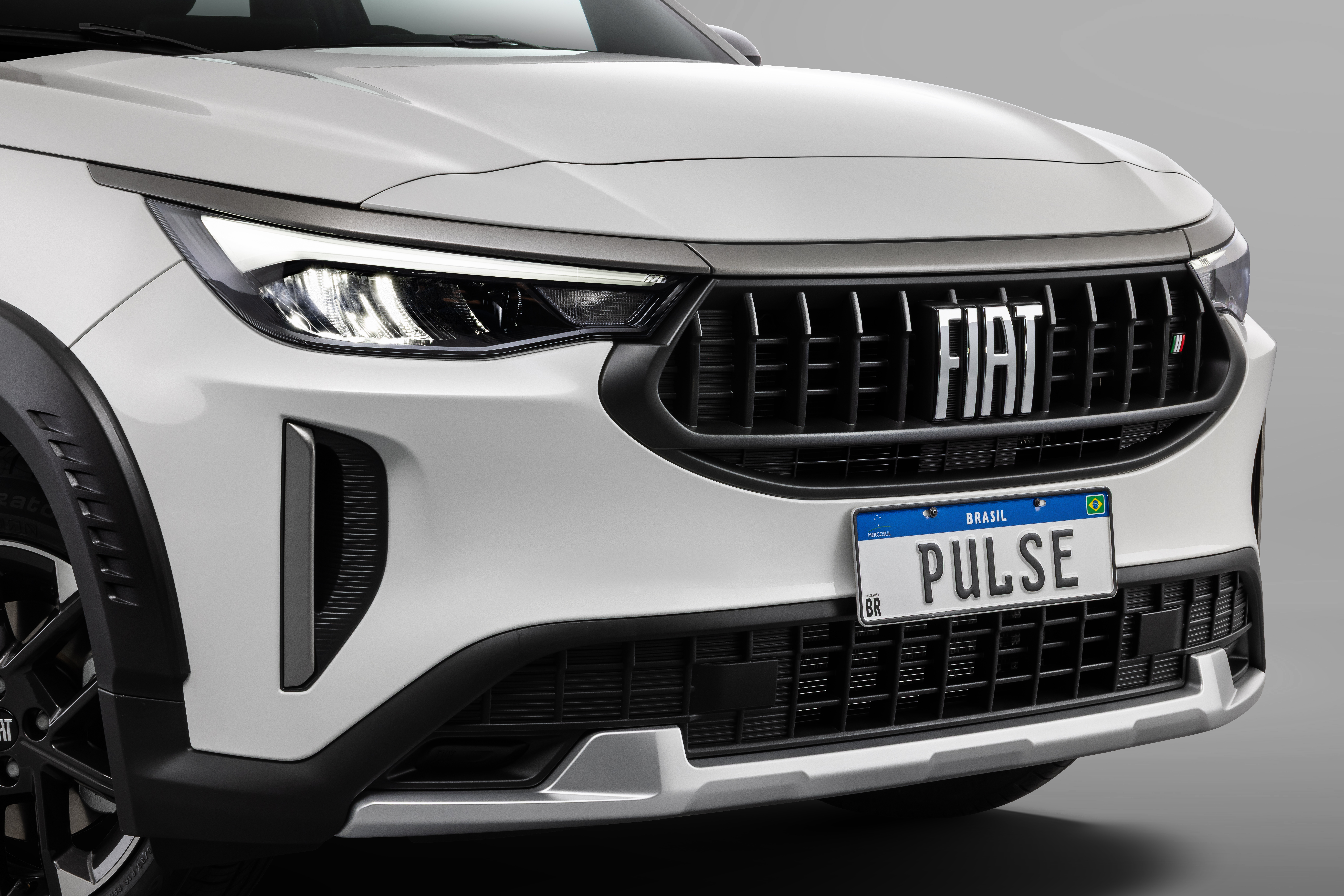 Visão frontal do Fiat Pulse na cor branca, com destaque para nova grade.
