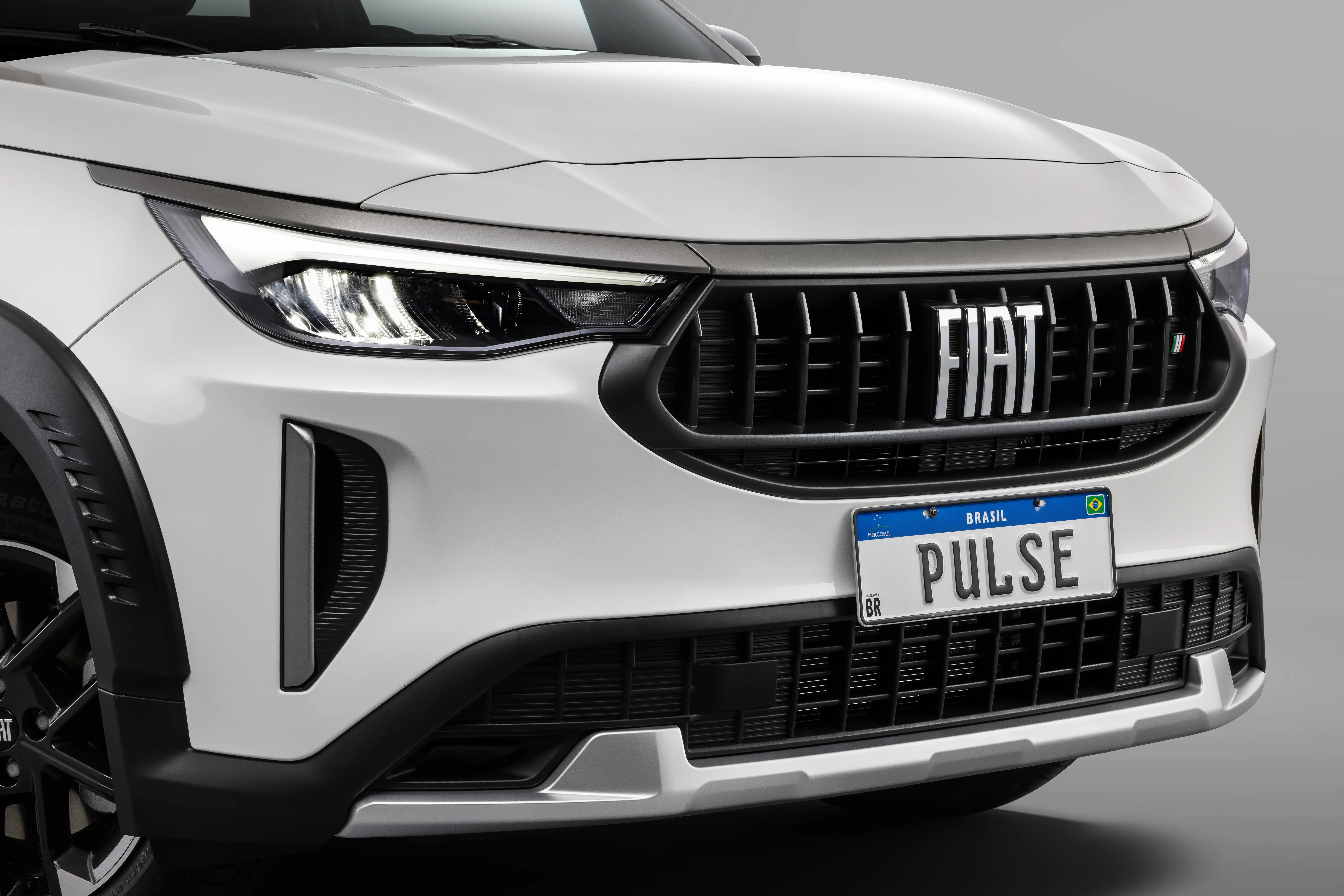 Visão frontal do Fiat Pulse na cor branca, com destaque para nova grade.