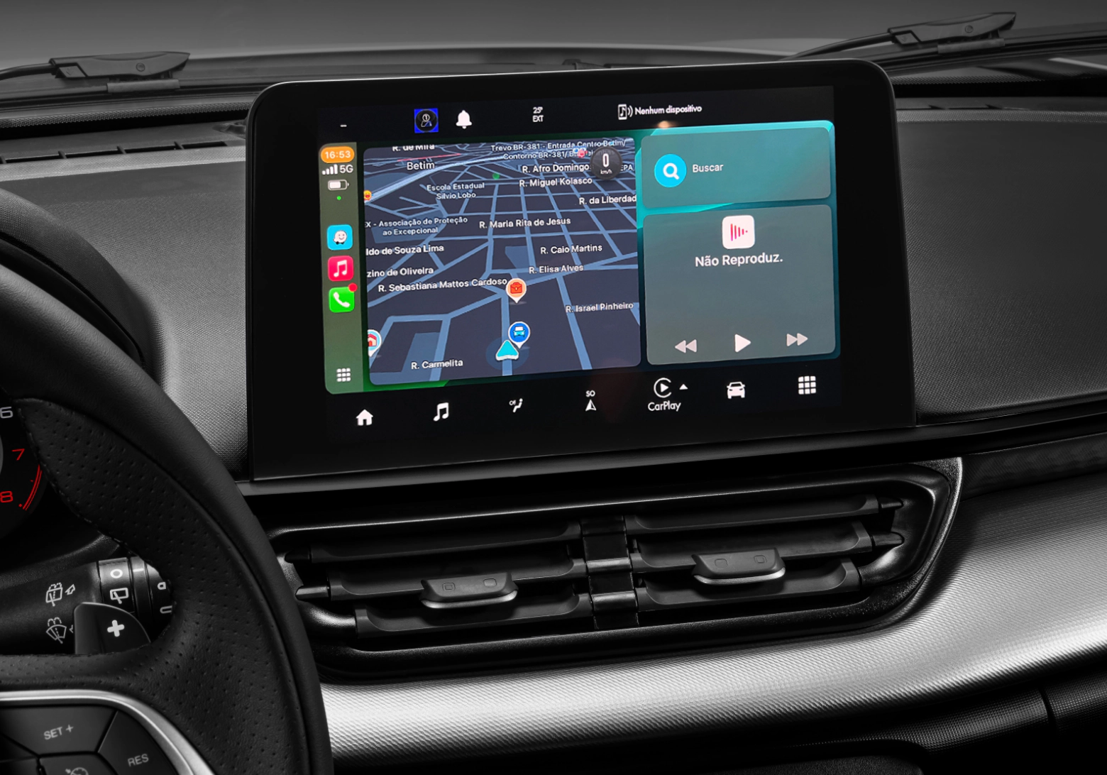 Interior do Fiat Pulse com a central multimídia exibindo o mapa de navegação.